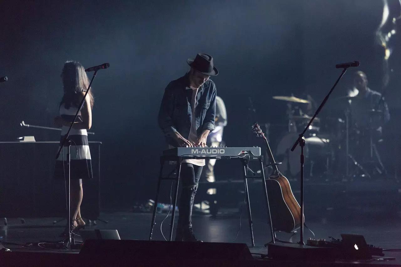 Um piano digital não precisa ser afinado uma vez por ano.