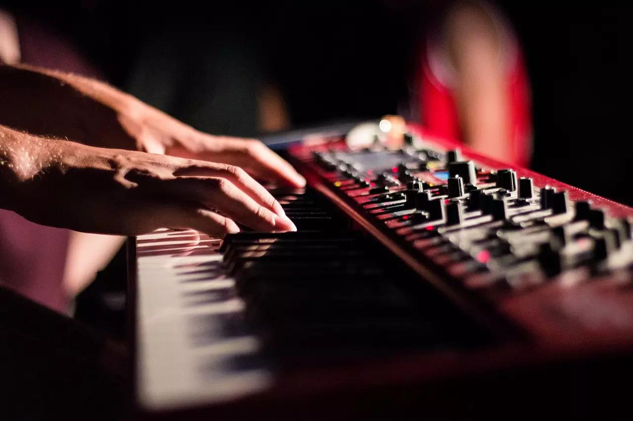 Depois da escola, podemos aprender o piano?