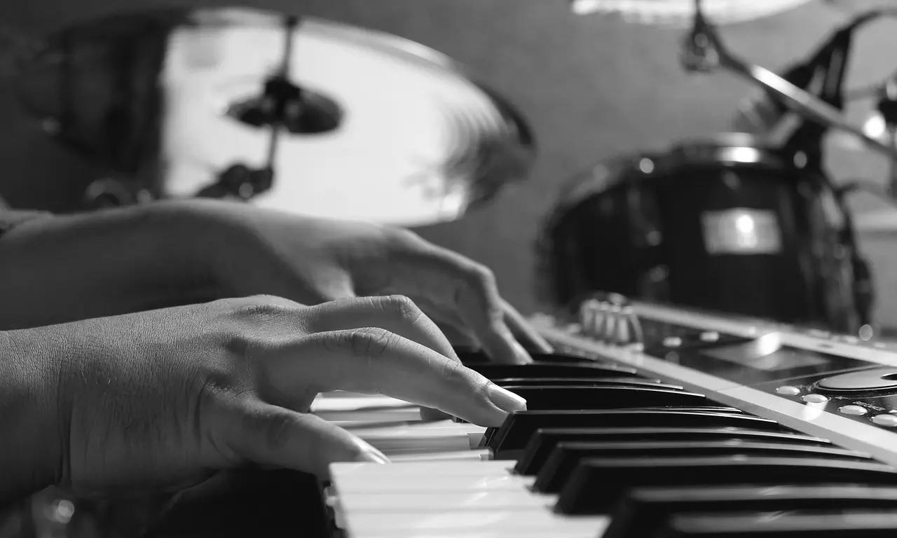 Memorize notas compatíveis com acordes.
