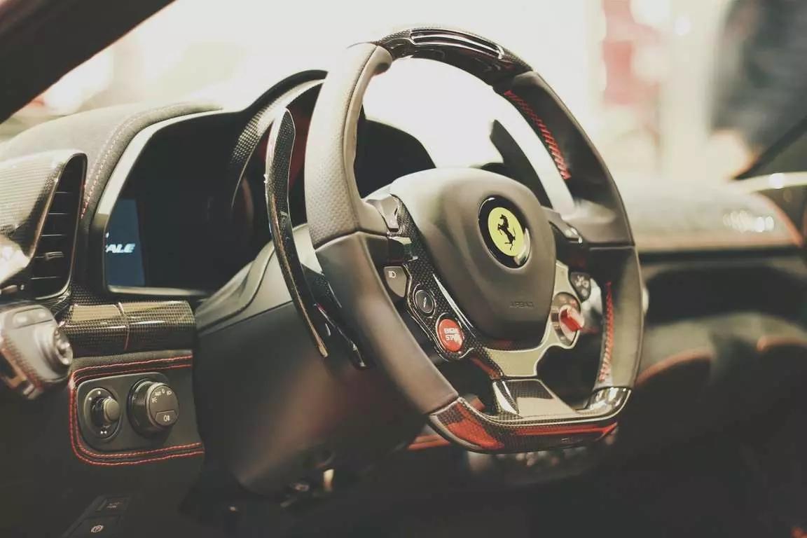 A língua italiana e seus carros são muito bonitos