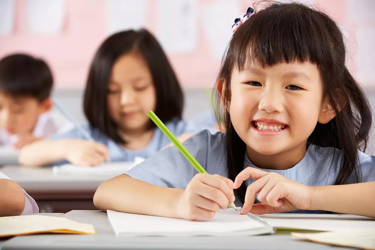 Criança asiática na escola.