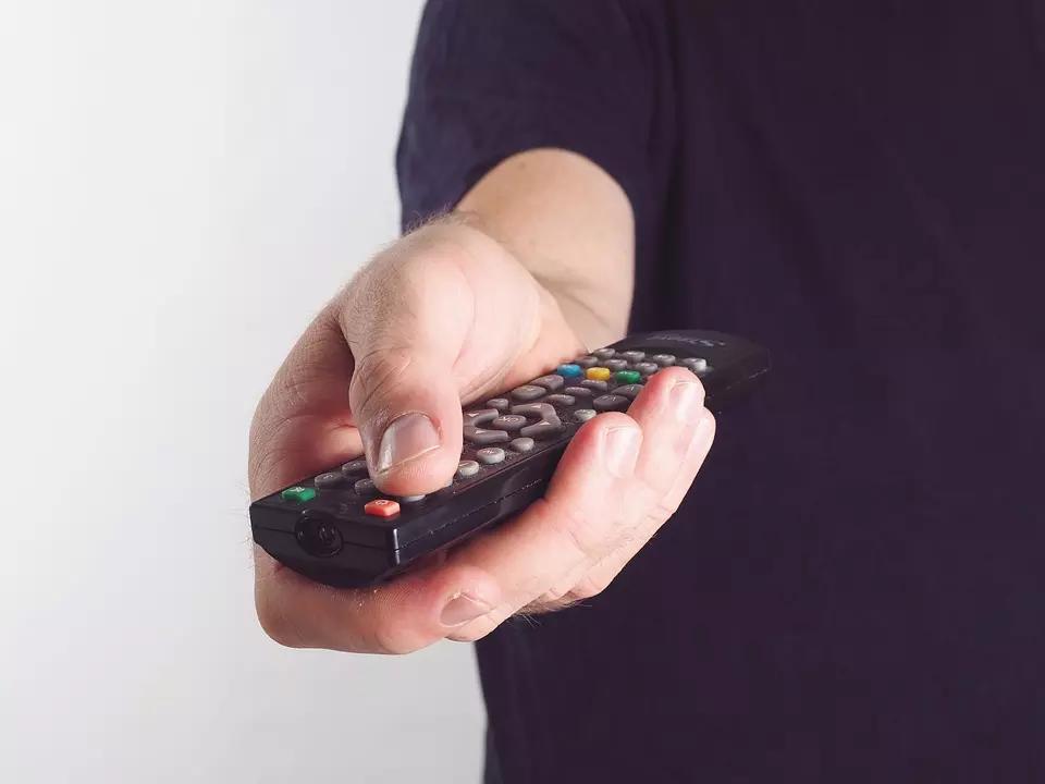Assistir filmes e vídeo na língua da Alemanha é benéfico para o aluno.