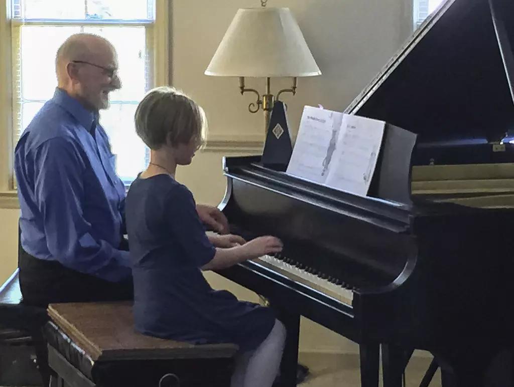 Faça aulas de piano com um professor particular.