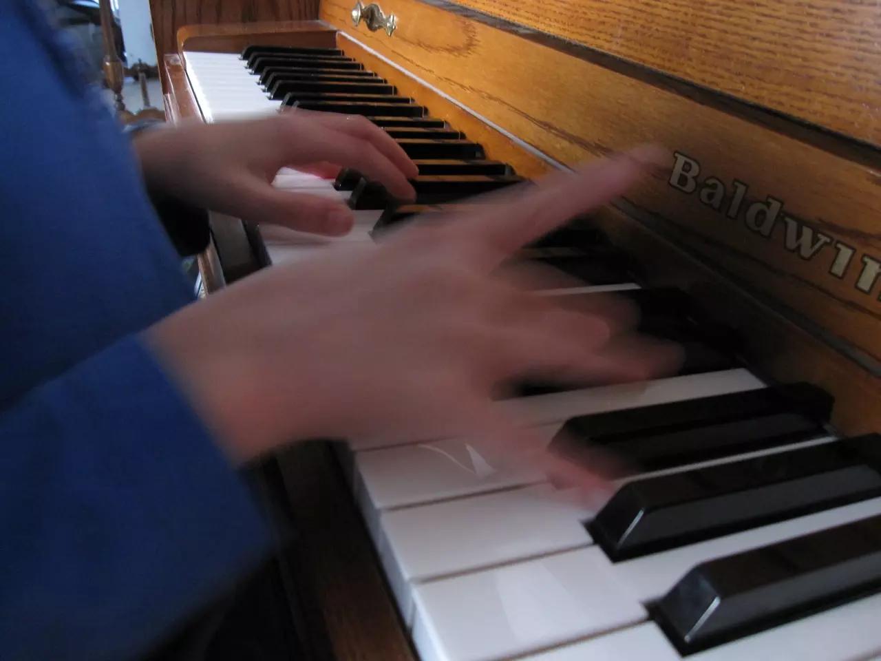 Os motivos que podem empurrá-lo para trabalhar sua destreza no piano.