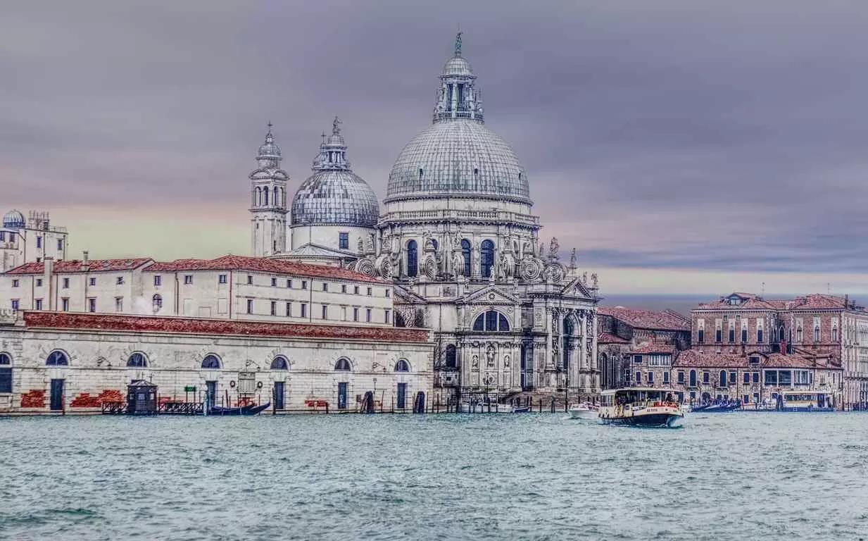 Fale o idioma de Dante e tenha uma experiência em seu país
