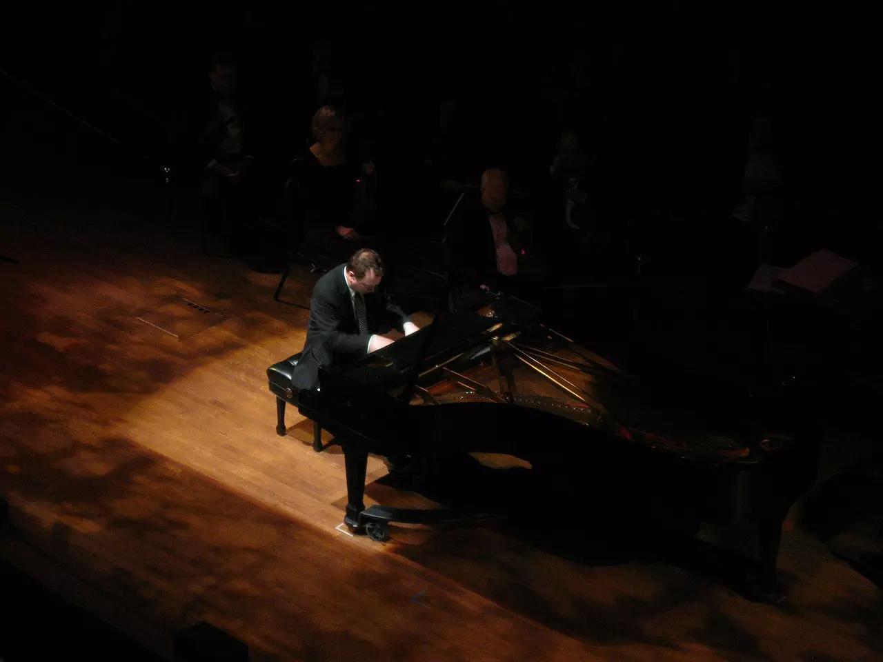 Qual a finalidade das aulas de piano? Por que aprender a tocar teclado?