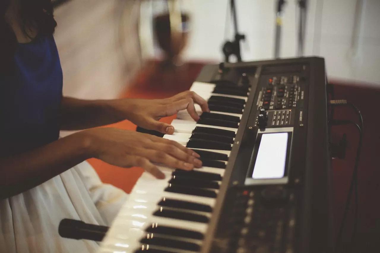 Ensinar às crianças a teoria da música é algo delicado.