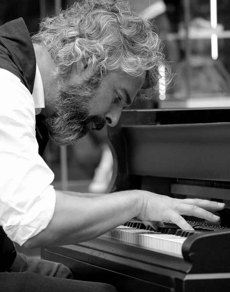 A hora certa para criar sua própria canção no piano.