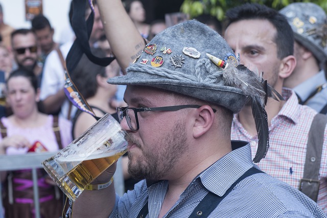 Oktoberfest alemão tomando cerveja