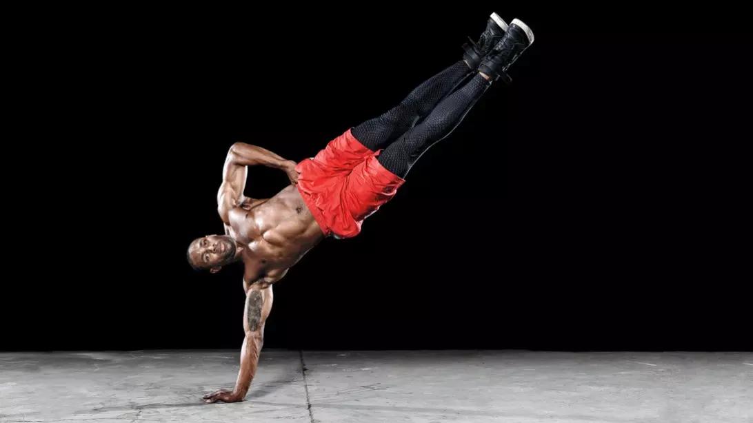 Um dançarino de break mostrando suas habilidades.