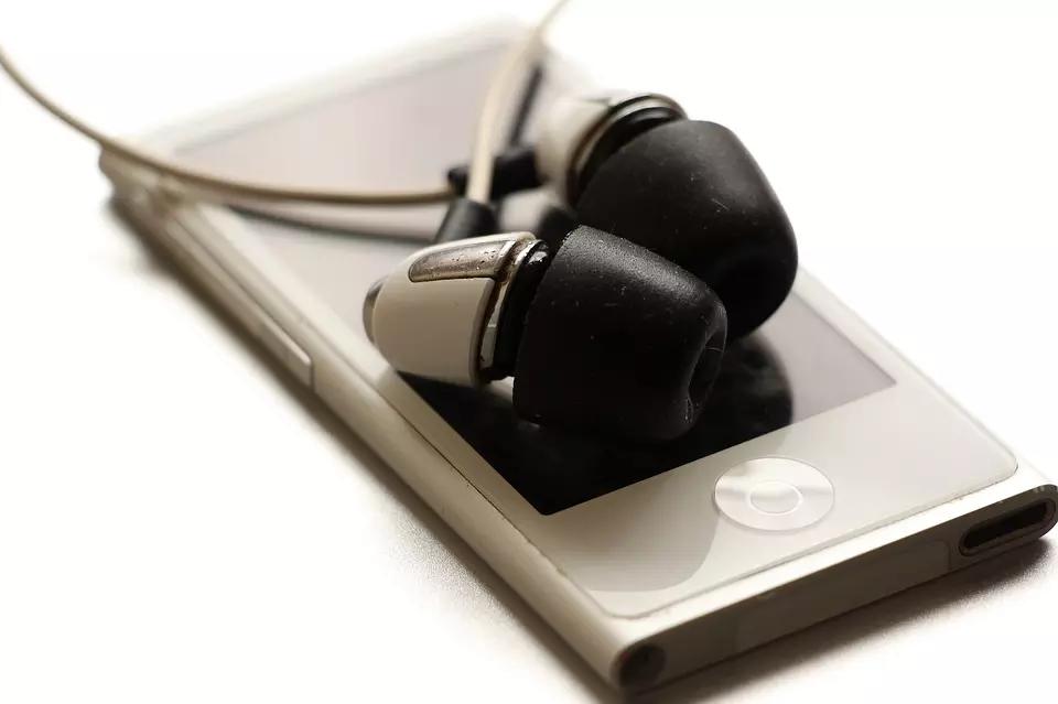 Podcasts podem ser escutados através do iPod, smartphone, tablet ou computador.