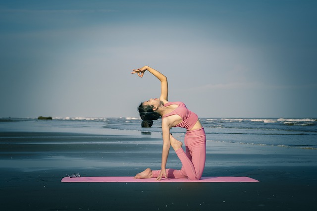 Yoga na beira do mar.