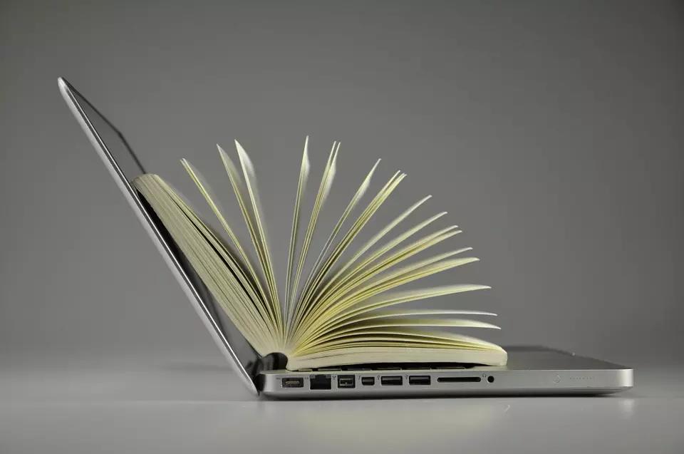 Tanto a internet quanto os livros didáticos são aconselhados para os autodidatas.