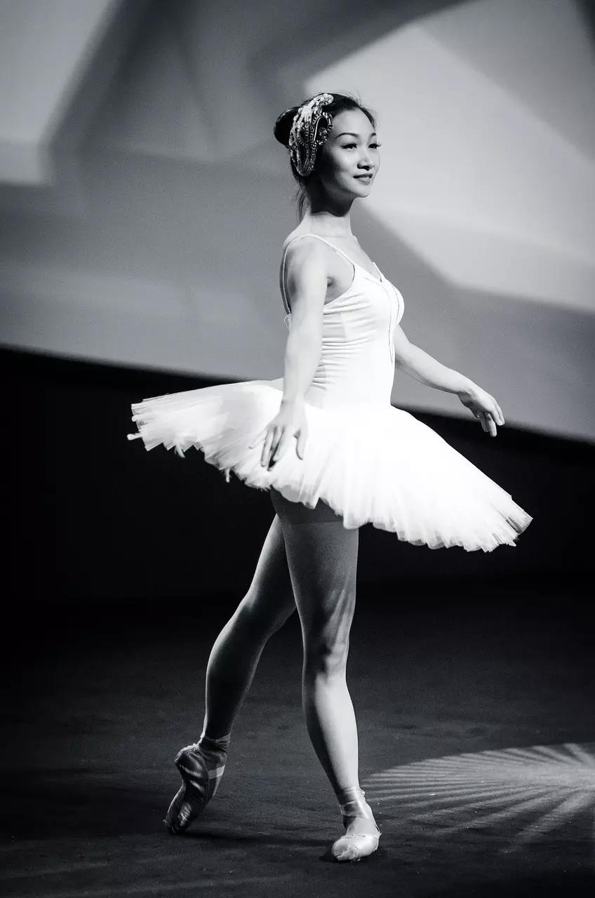 Uma bailarina oriental fazendo um passo de ballet.