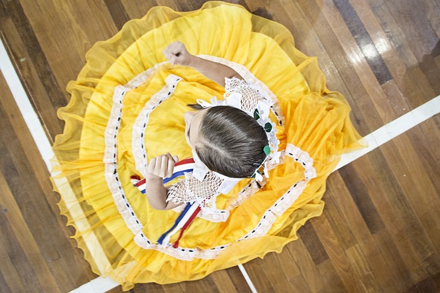 Menina dança em festa junina.