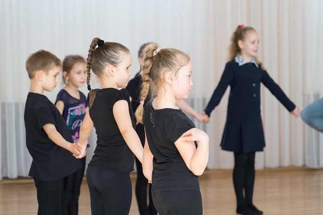Grupo de crianças em aula de dança.