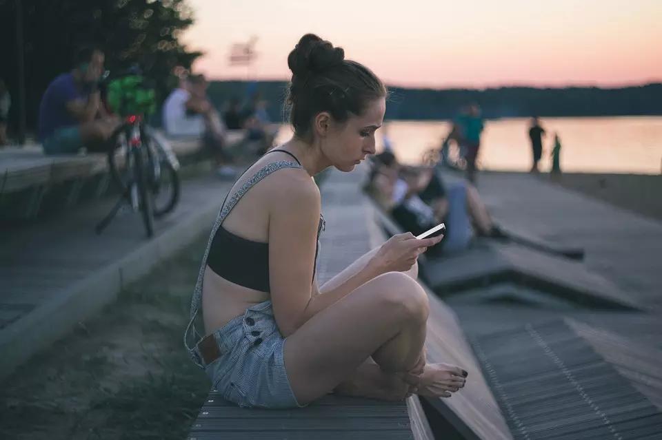 Use e abusa das redes sociais para encontrar nativos com quem possa conversar em alemão.