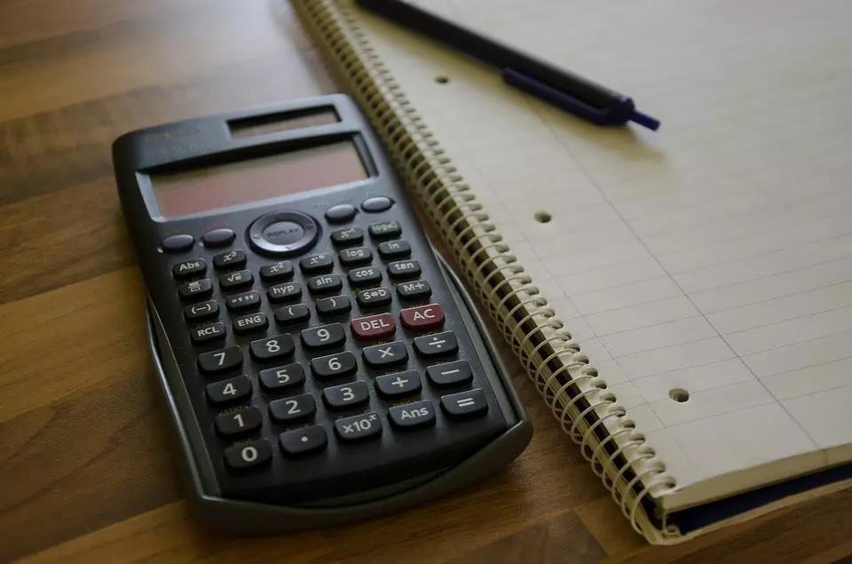 As tarifas do curso são calculadas por hora e levam vários fatores em conta.