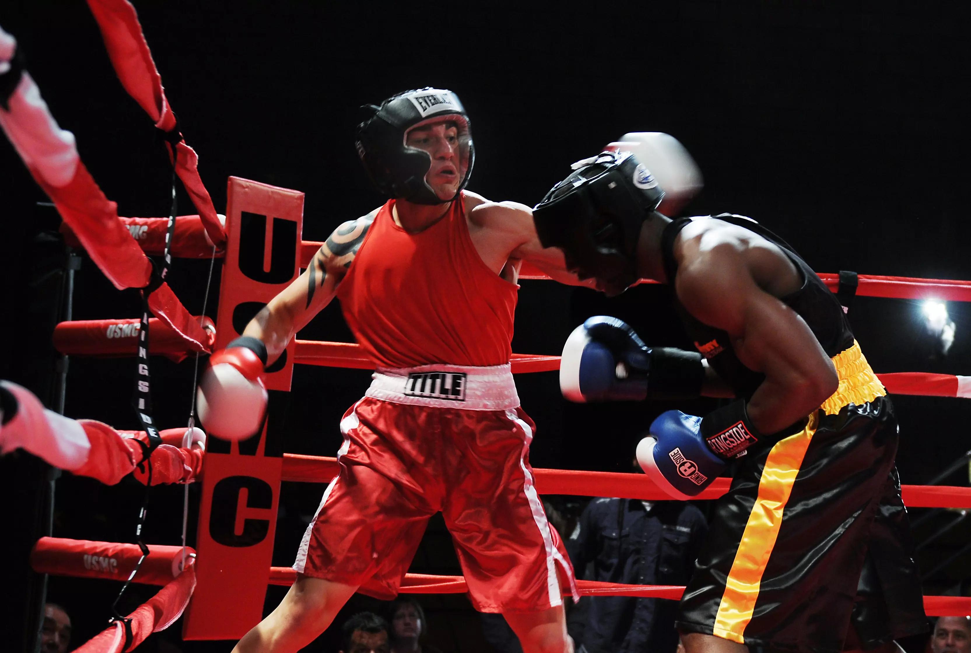 Capacete e luvas são parte do figurino do boxe