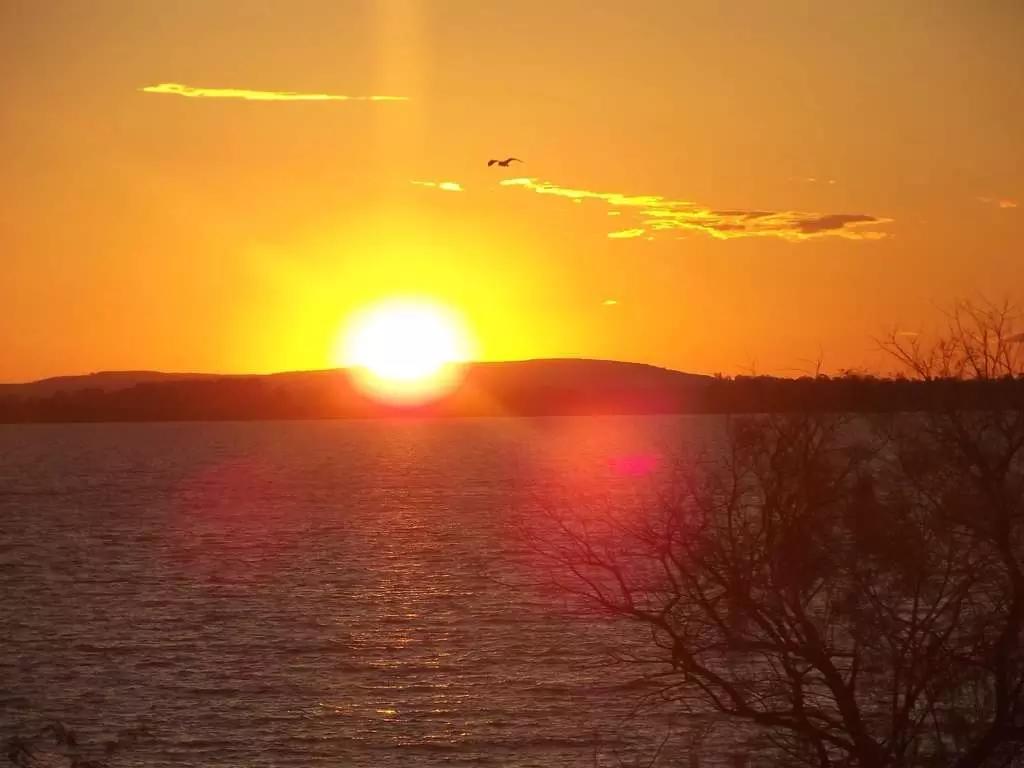 Veja o pôr do sol e medite