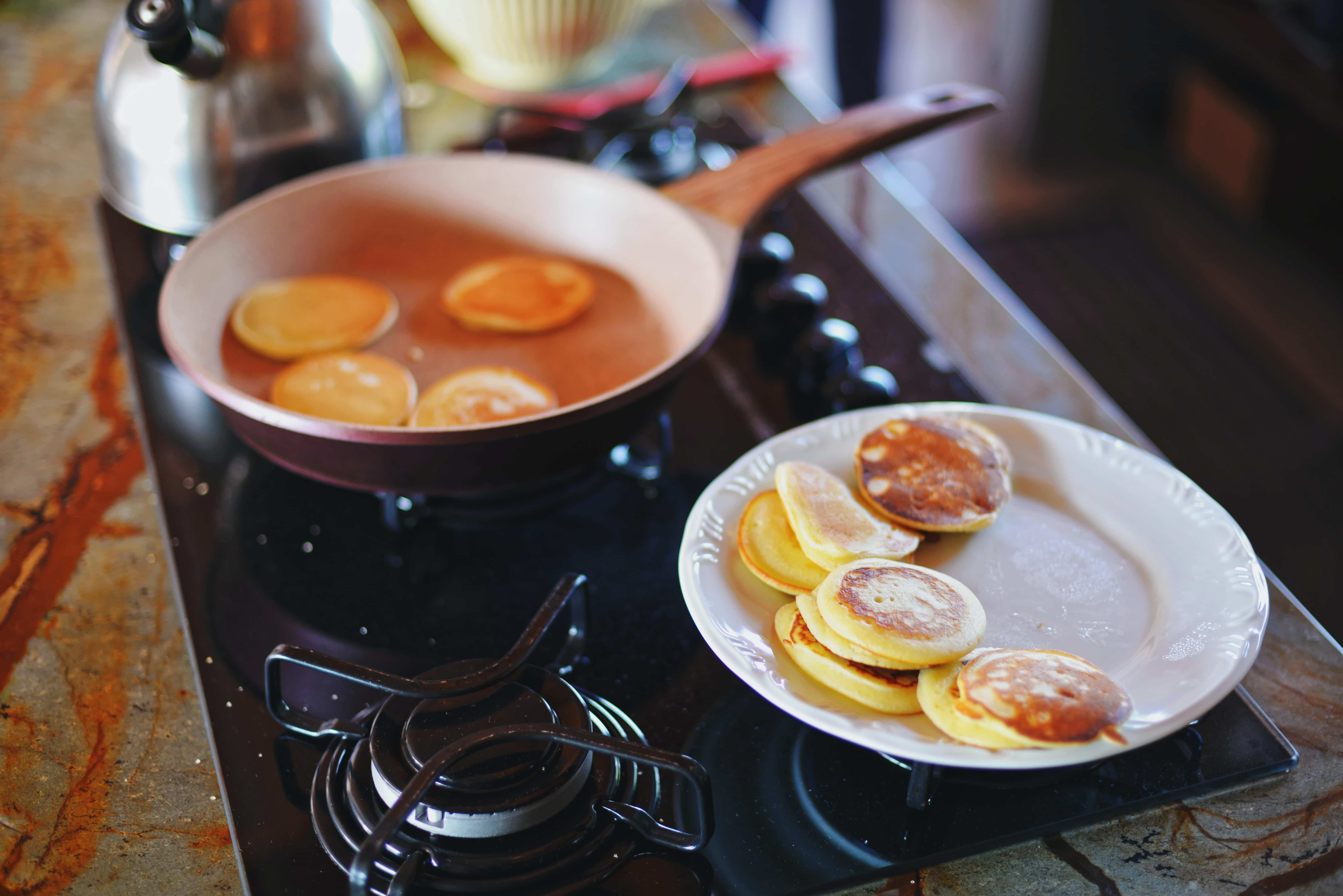 fritando panqueca na panela