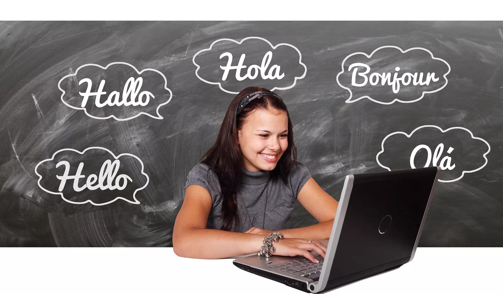 Aluna ao computador aprendendo línguas.