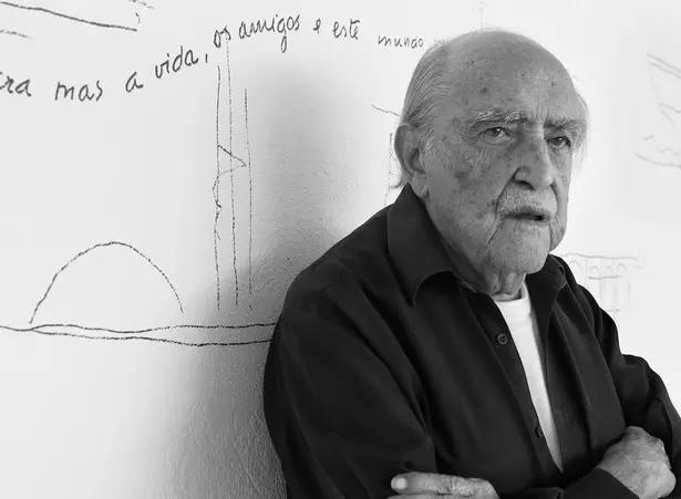 Oscar Niemeyer participou do projeto da construção da capital brasileira. 