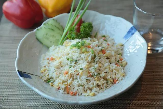 Existem várias receitas para o famoso arroz cantonês.