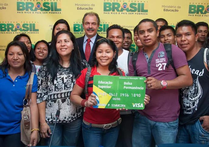 Auxílios para estudantes universitários.