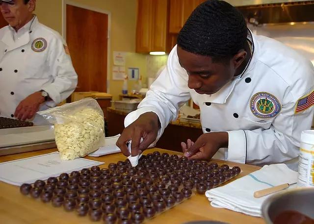 O aluno de gastronomia precisa cursar matérias em confeitaria.