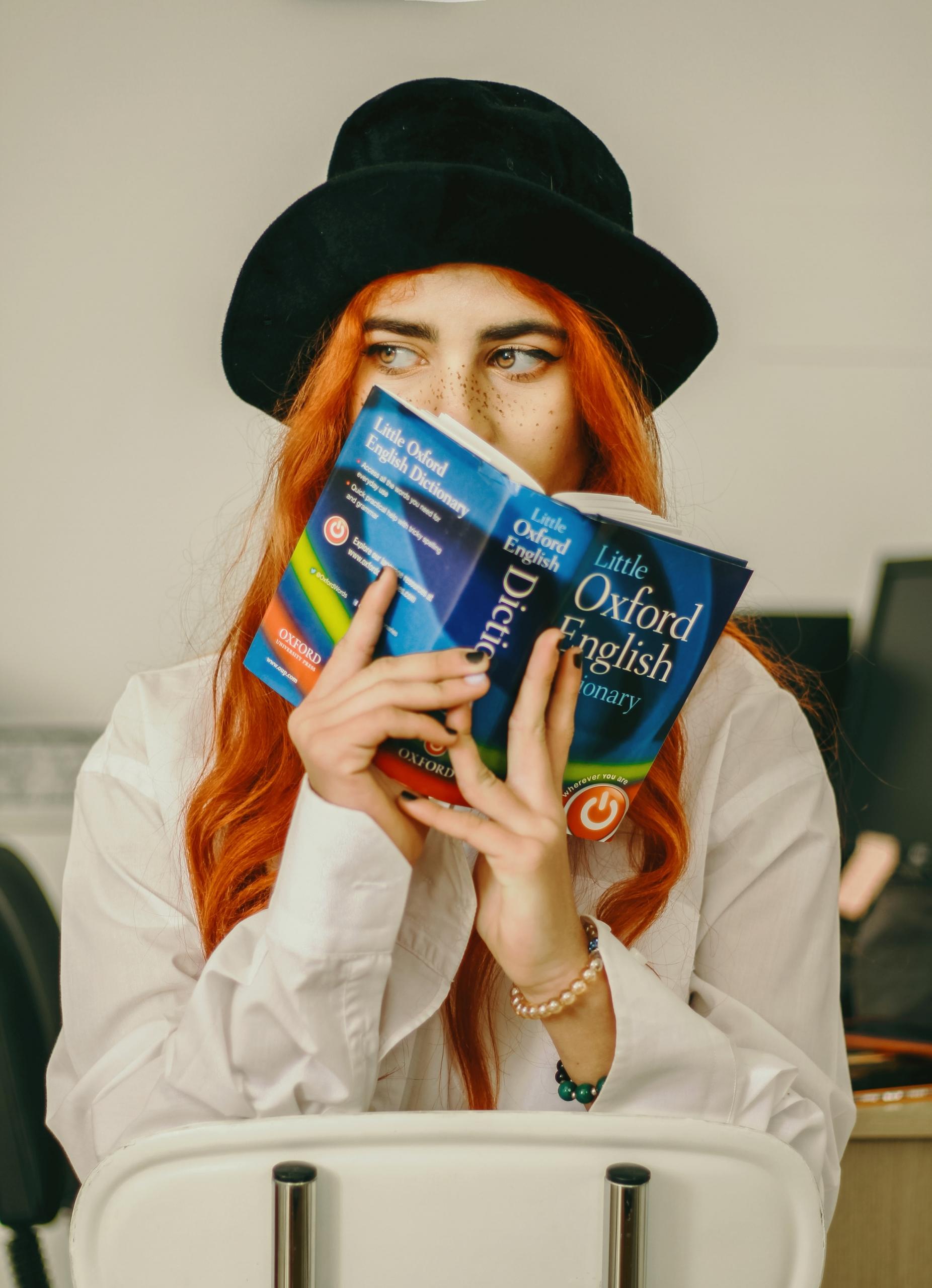 mulher segurando um dicionário de ingles