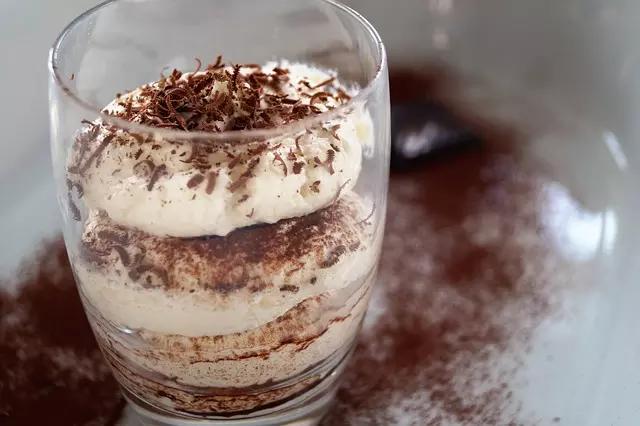 Doce tradicionalmente à base de creme e café.