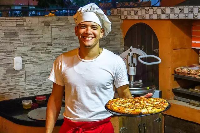 Nada melhor do que uma pizza caseira saindo direto de um forno à lenha!
