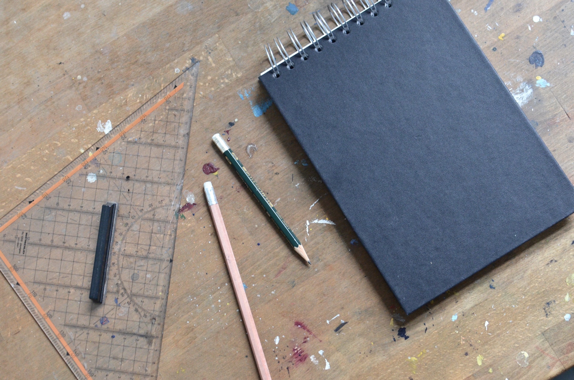 Caderno, lápis e esquadros