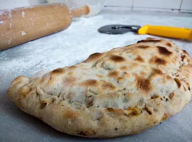 Ao cortá-lo, um delicioso recheio de mussarela pode ser encontrado!