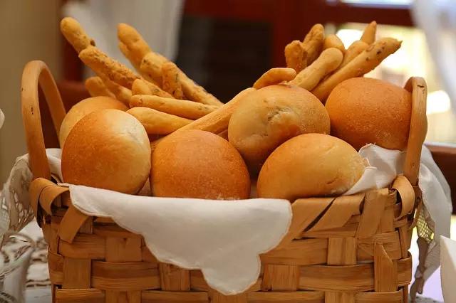 Grissinis são servidos como aperitivos em restaurantes italianos.