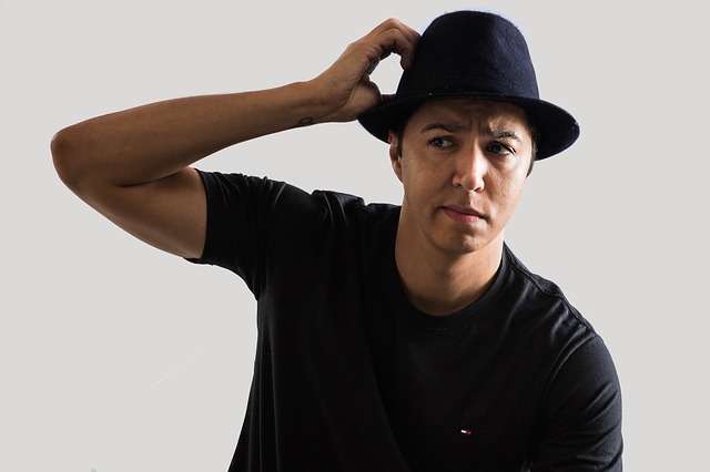 Homem com chapéu em dúvida.