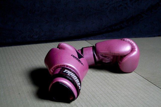 Luvas de boxe rosa.