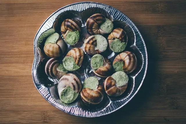 Você sabia que é possível encontrar escargots prontos para comer em mercados franceses?