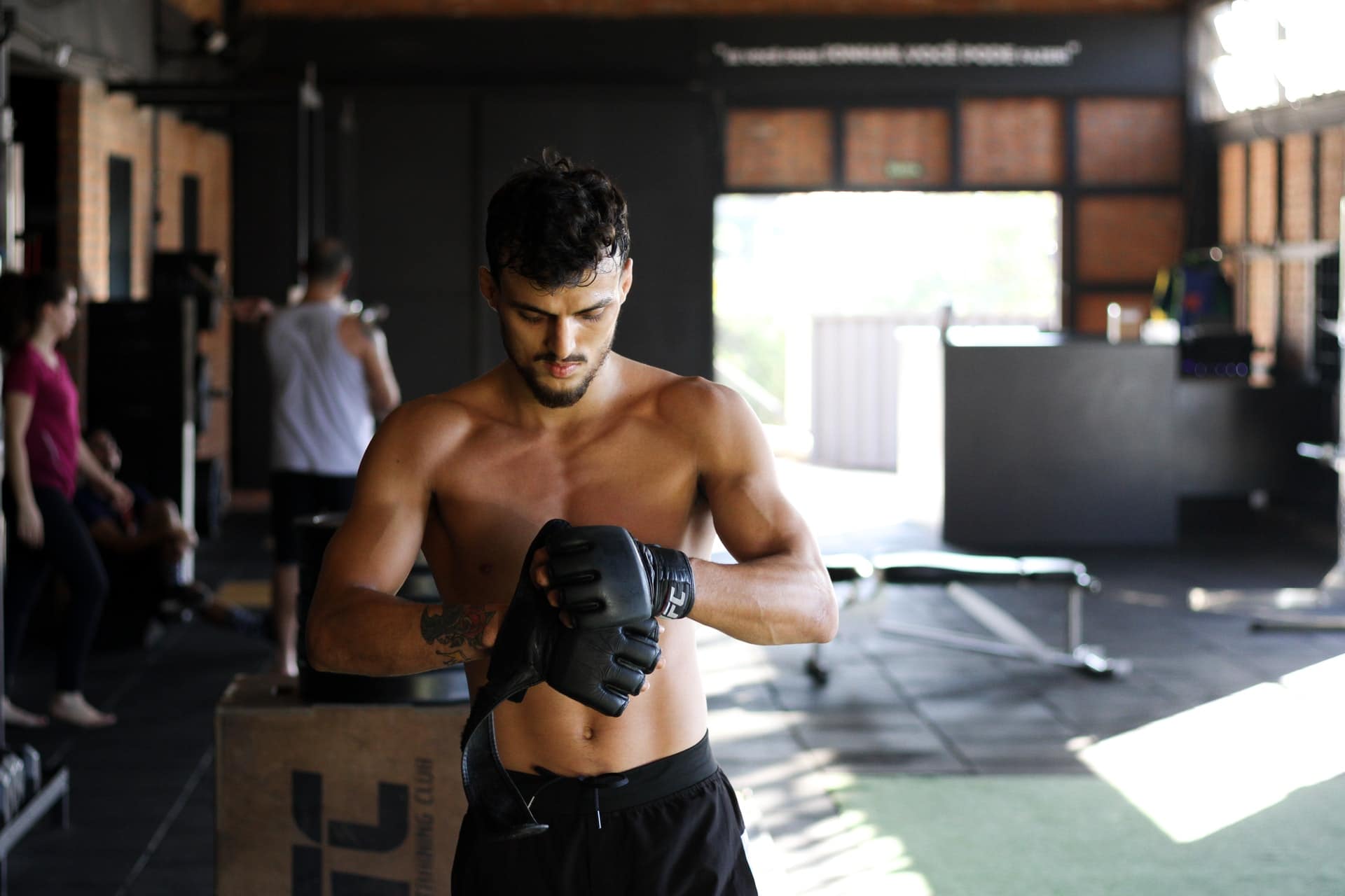 Vestindo luva de boxe