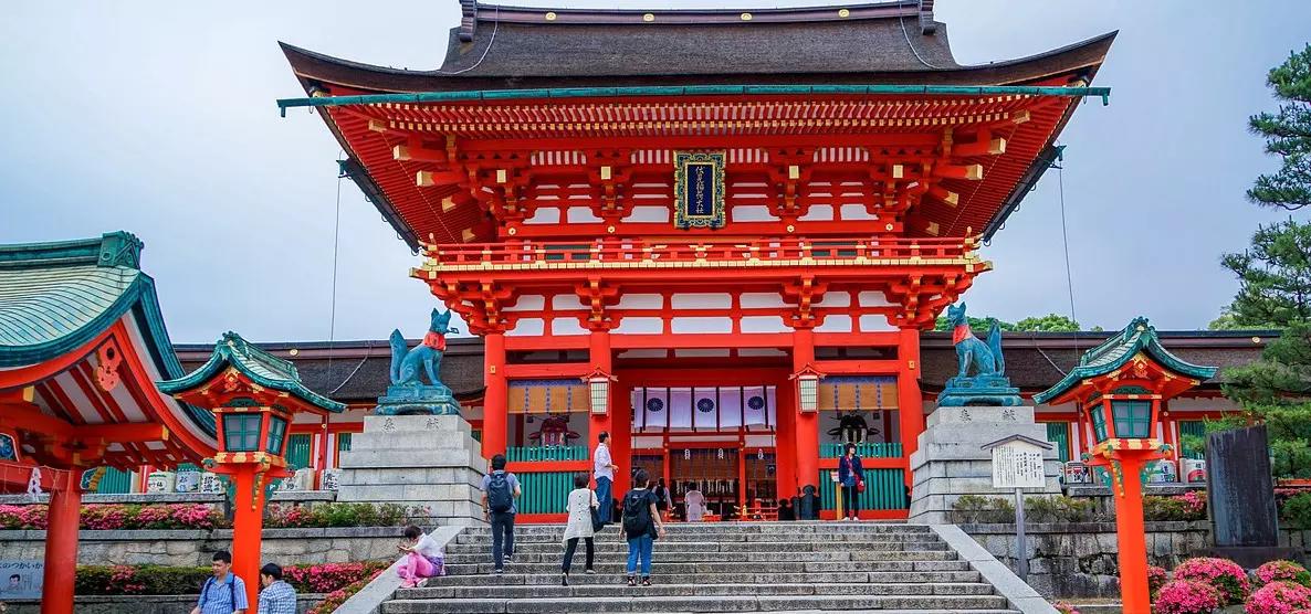 Templo japonês com visitantes