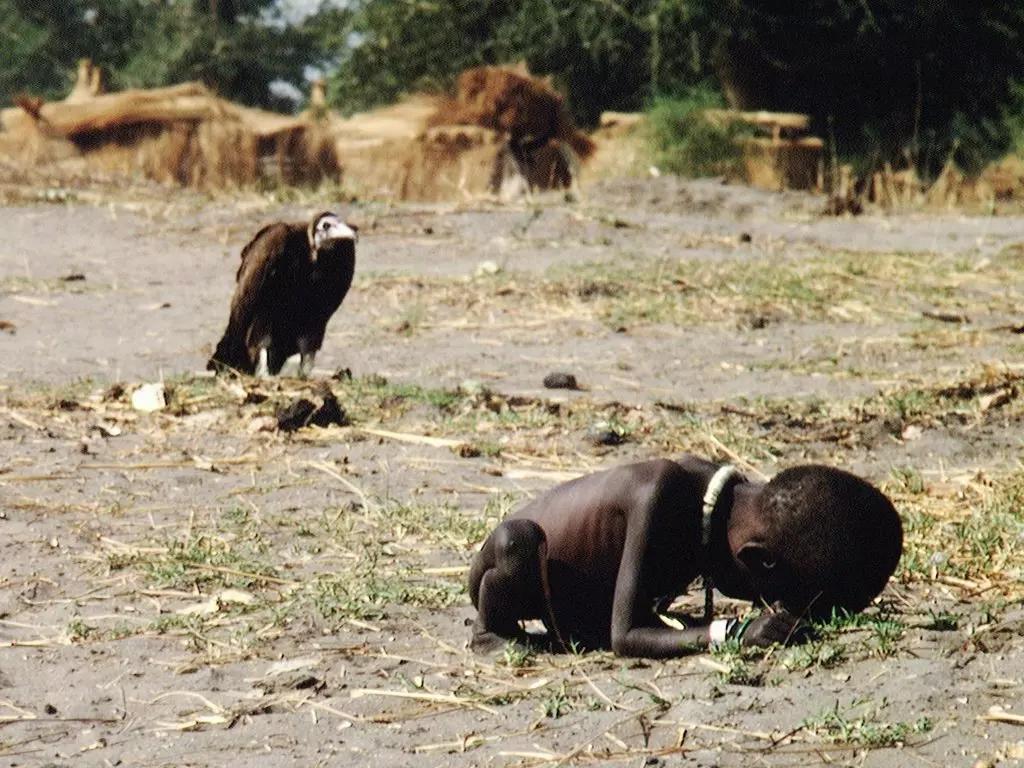 Aqui, a terrível foto de Kevin Carter, "a menina e o abutre", no Sudão.