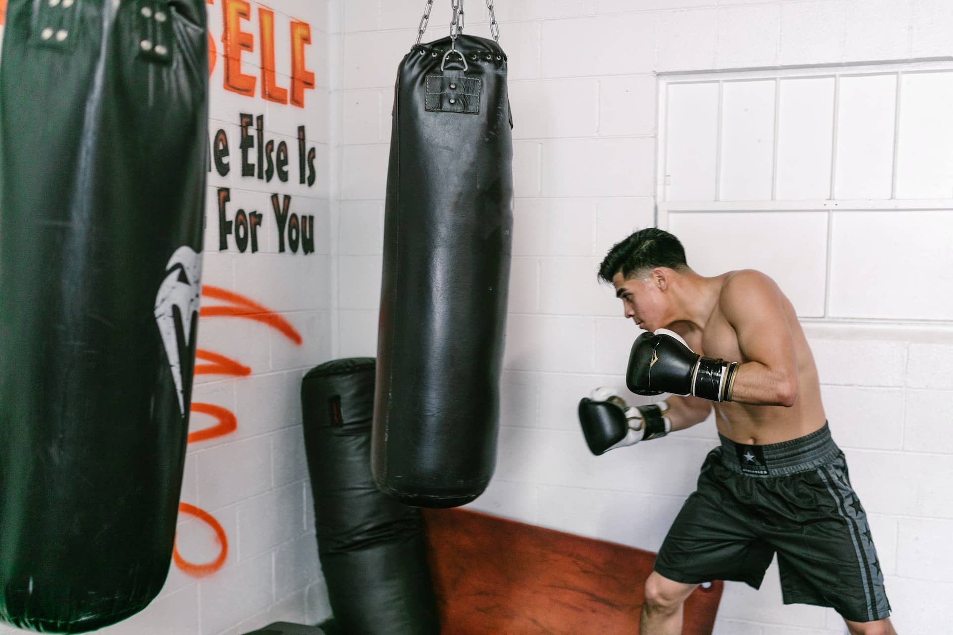 Rapaz treinando boxe
