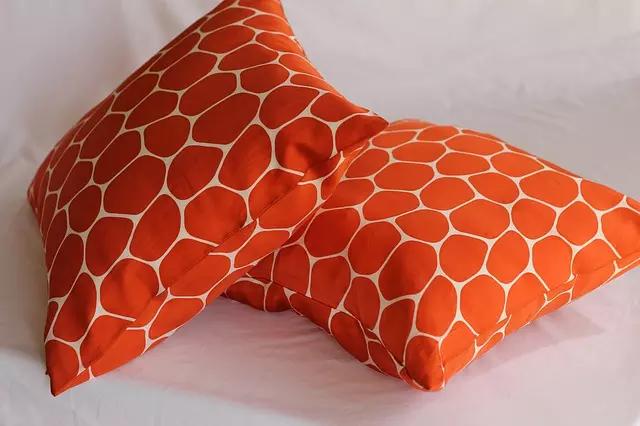 Ao costurar você mesmo seus travesseiros decorativos, você pode dar a eles o estilo que quiser.