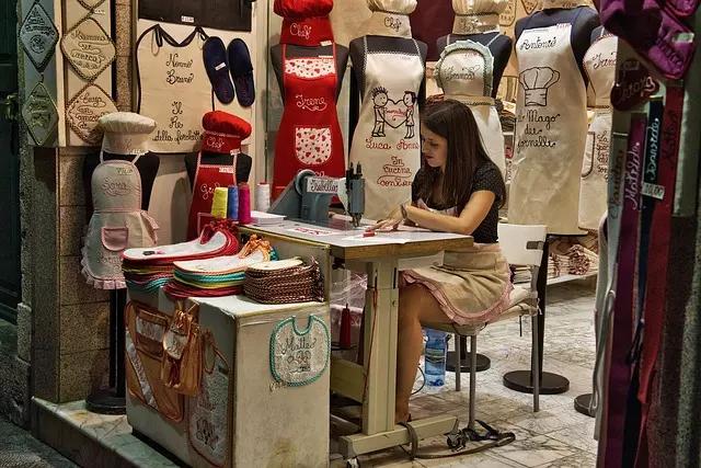 Não adianta querer abraçar a alta costura no seu primeiro dia dentro de um ateliê de costura.