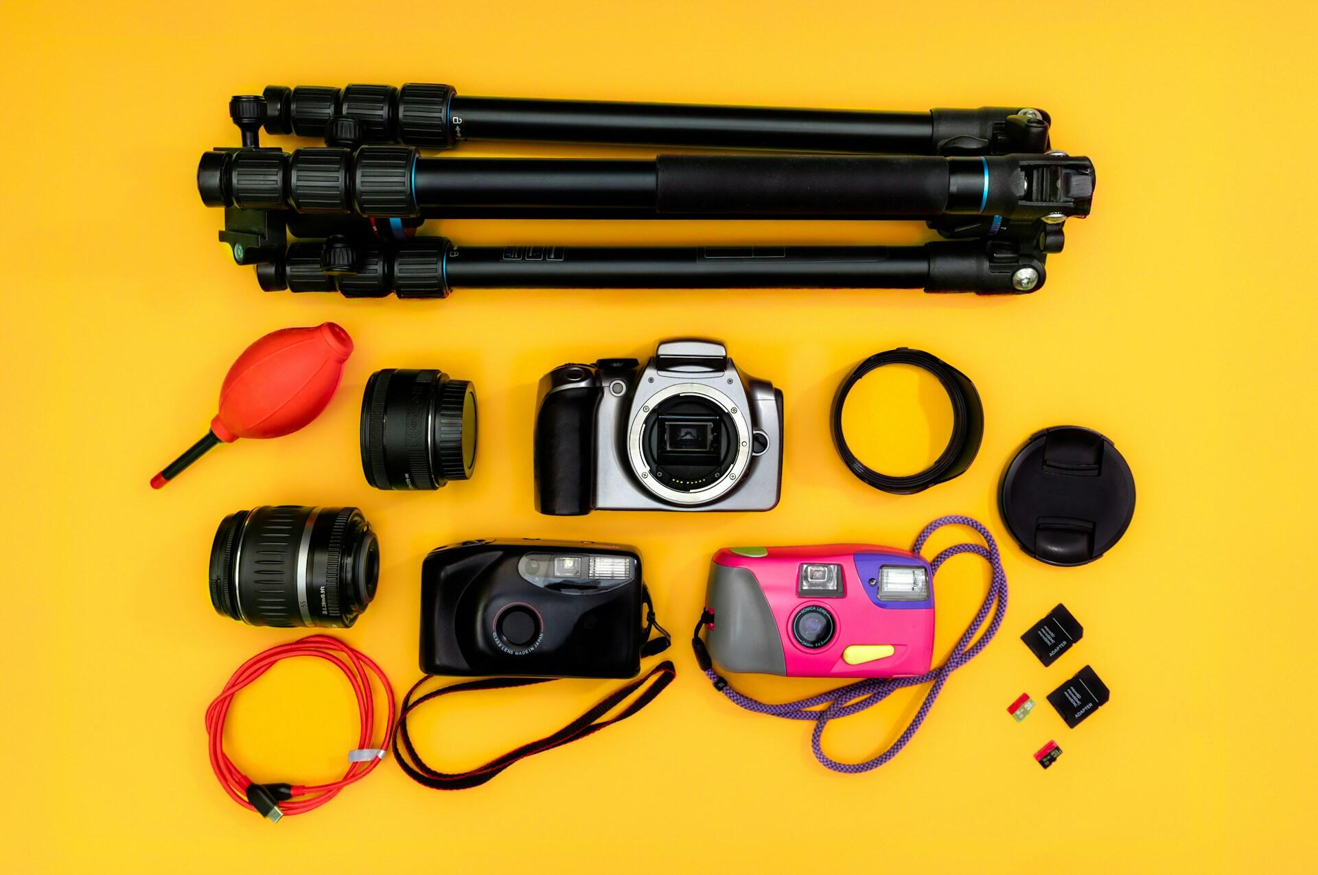 Vários aparelhos e acessórios de fotografia