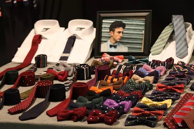 DIY está na moda, então por que não aproveitar para se lançar na costura da sua própria gravatinha?