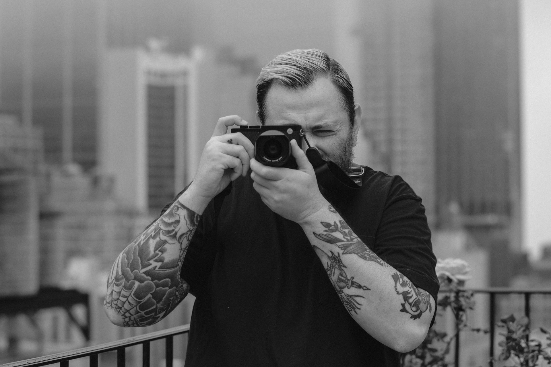 Homem com câmera fotografando