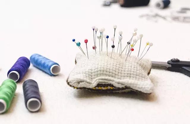 Nada como ter alfinetes de segurança para dar e vender enquanto estamos costurando com nossa máquina!