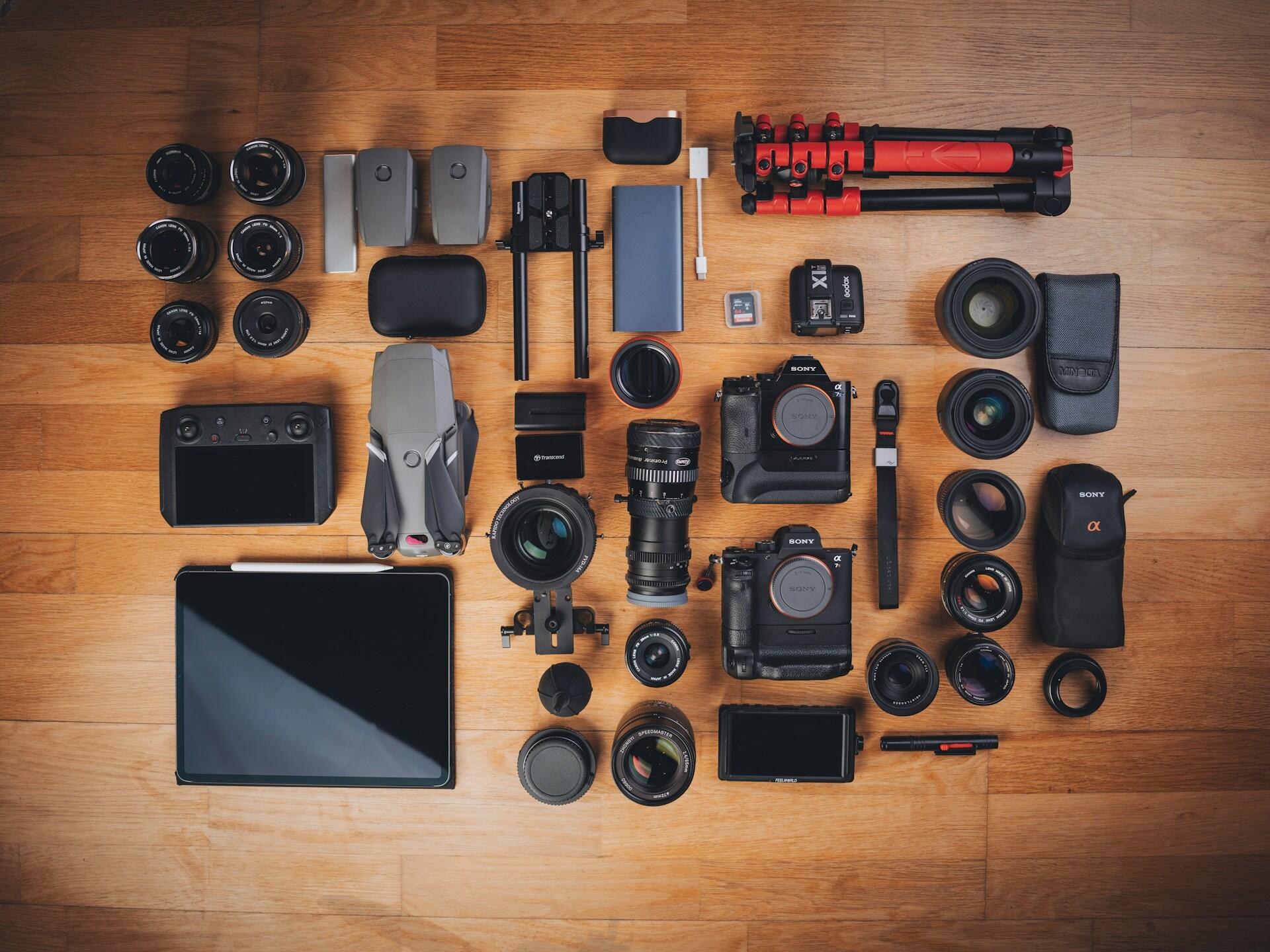 Itens de fotografia digital dispostos no chão.